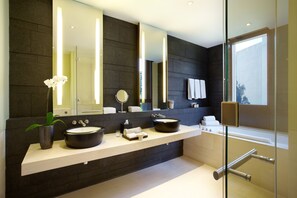 Condo, 2 habitaciones, cocina, vista al jardín | Baño | Tina y regadera independientes y amenidades de baño de diseñador 