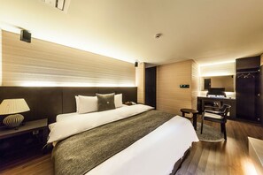 Royal Suite (Extra fee applies for 2+ consecutive nights stay) | Couette en duvet, lit avec matelas en mousse à mémoire