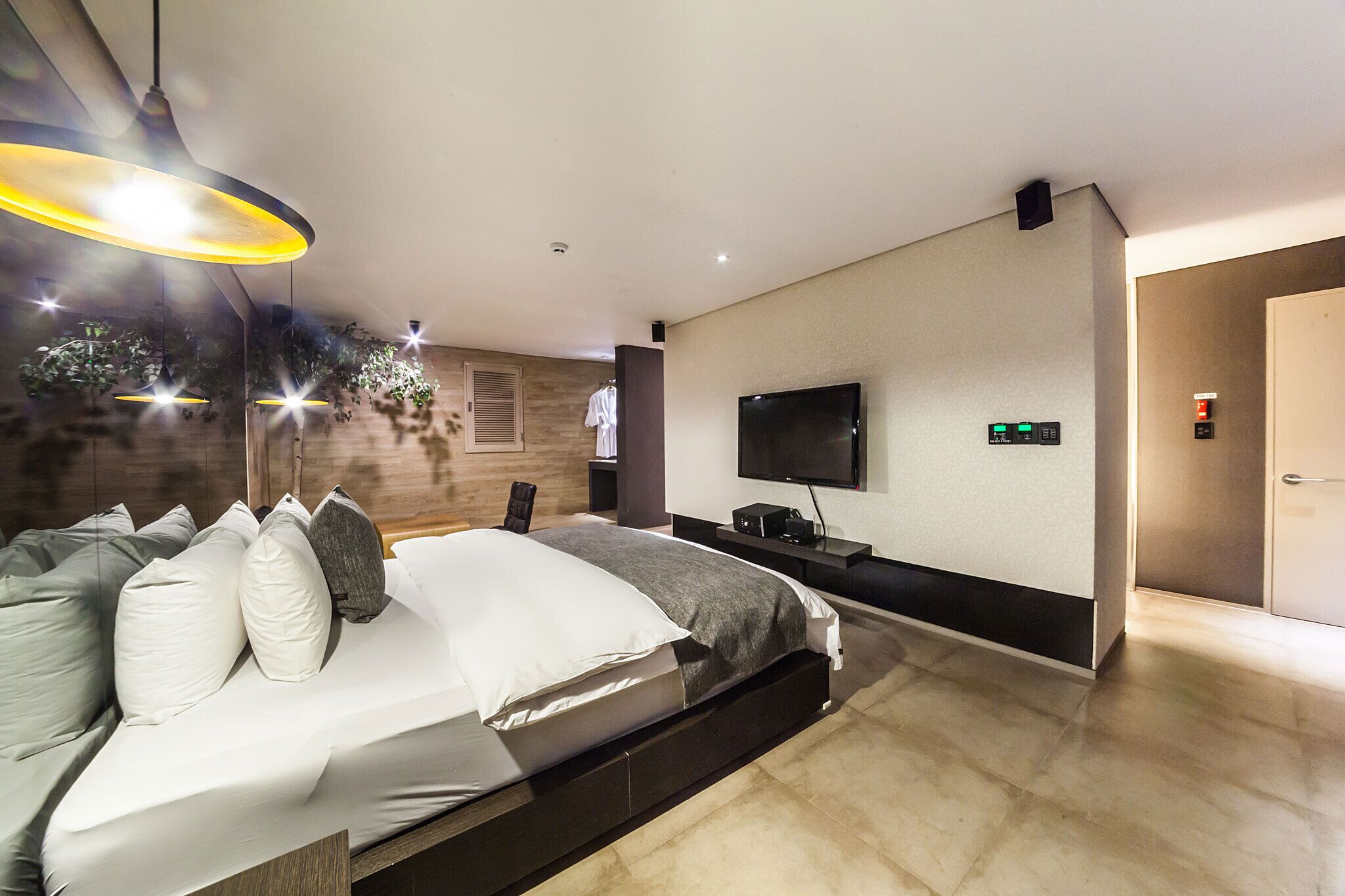 suite double (extra fee applies for 2+ consecutive nights stay) | down duvets, memory-foam beds, soundproofing, free wifi