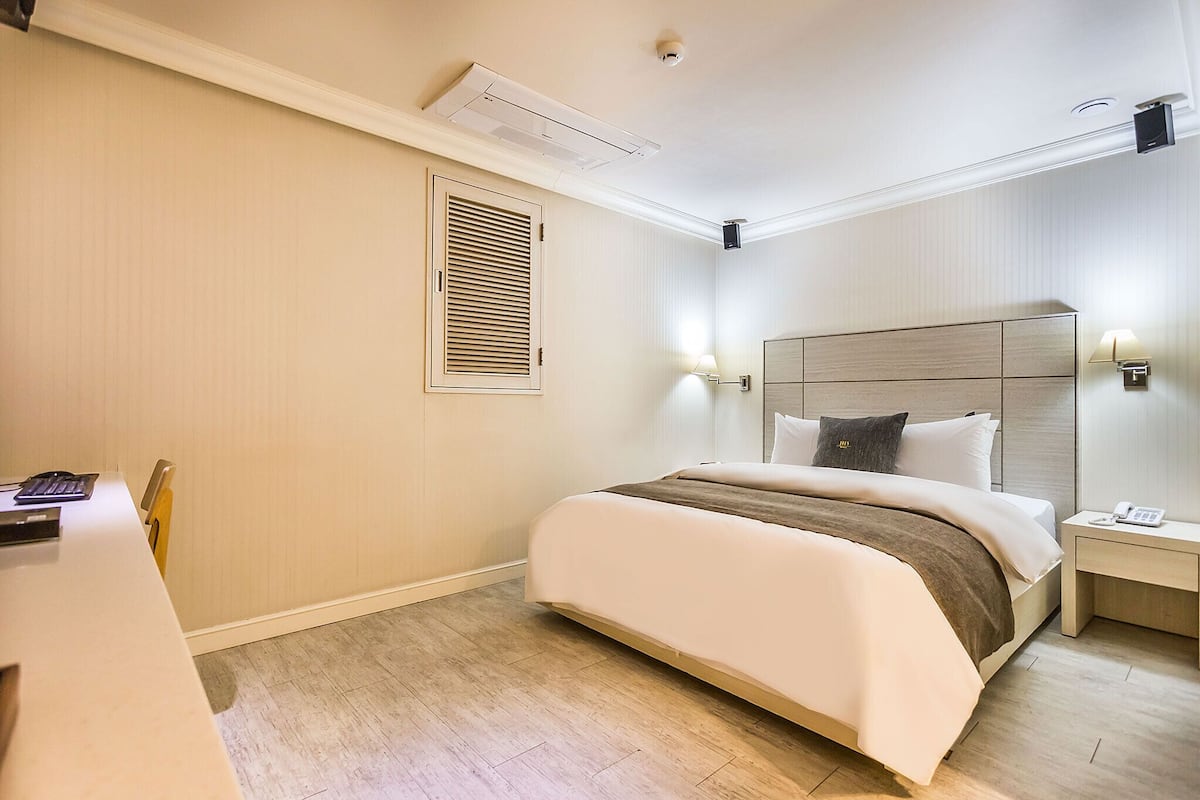 standard room (extra fee applies for 2+ consecutive nights stay) | down duvets, memory-foam beds, soundproofing, free wifi