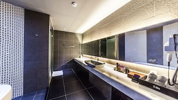 Suite | Badkamer | Een bad/douchecombinatie, een haardroger, badjassen, pantoffels