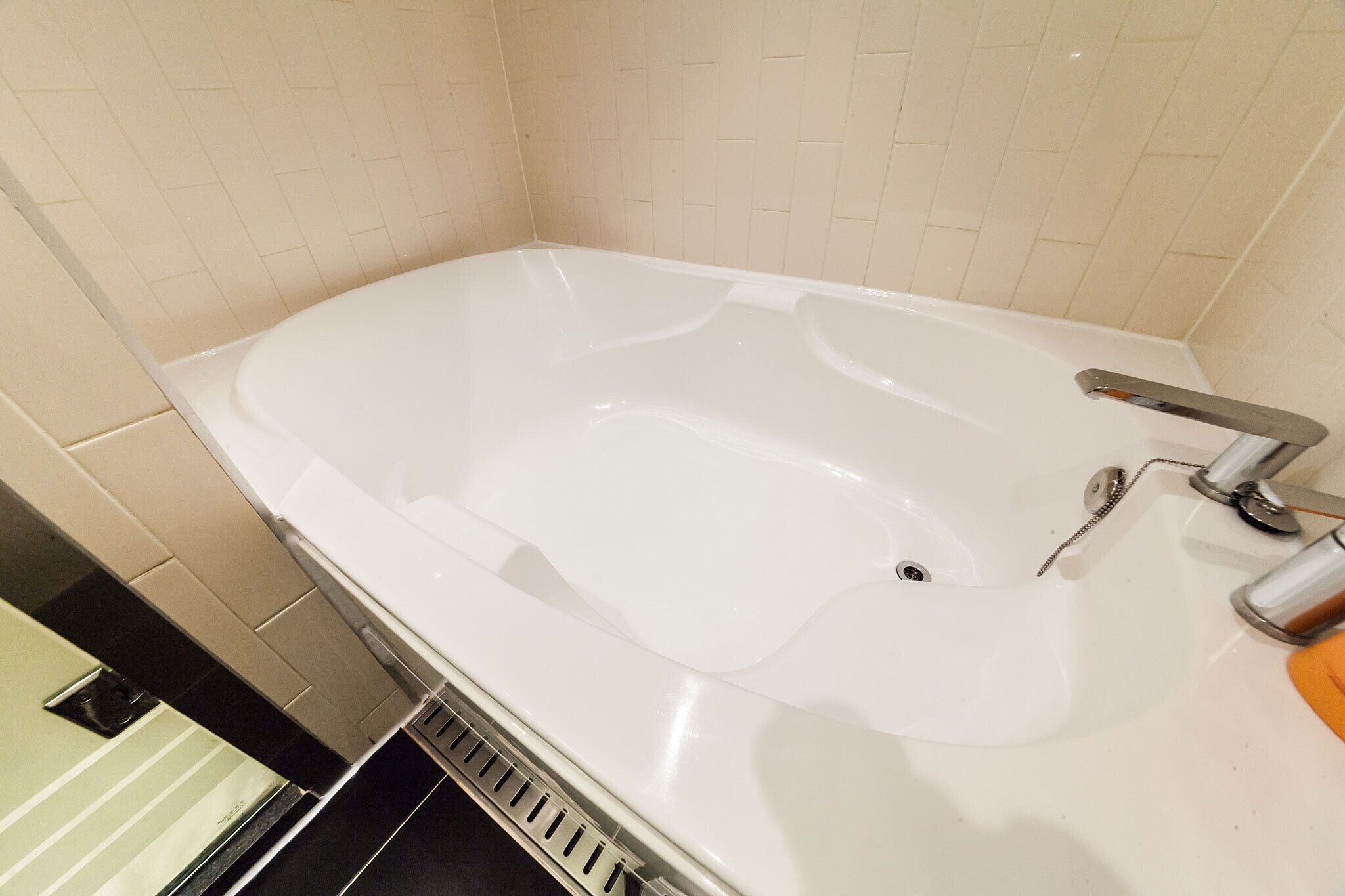 standard room (extra fee applies for 2+ consecutive nights stay) | bathroom | combined shower/bathtub, hair dryer, dressing gowns, slippers