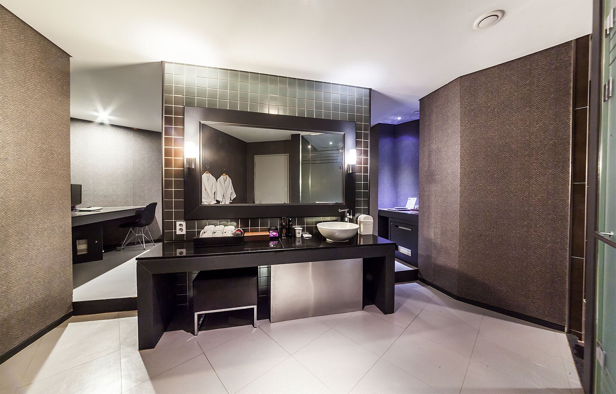 deluxe room (extra fee applies for 2+ consecutive nights stay) | living area | flat-screen tv