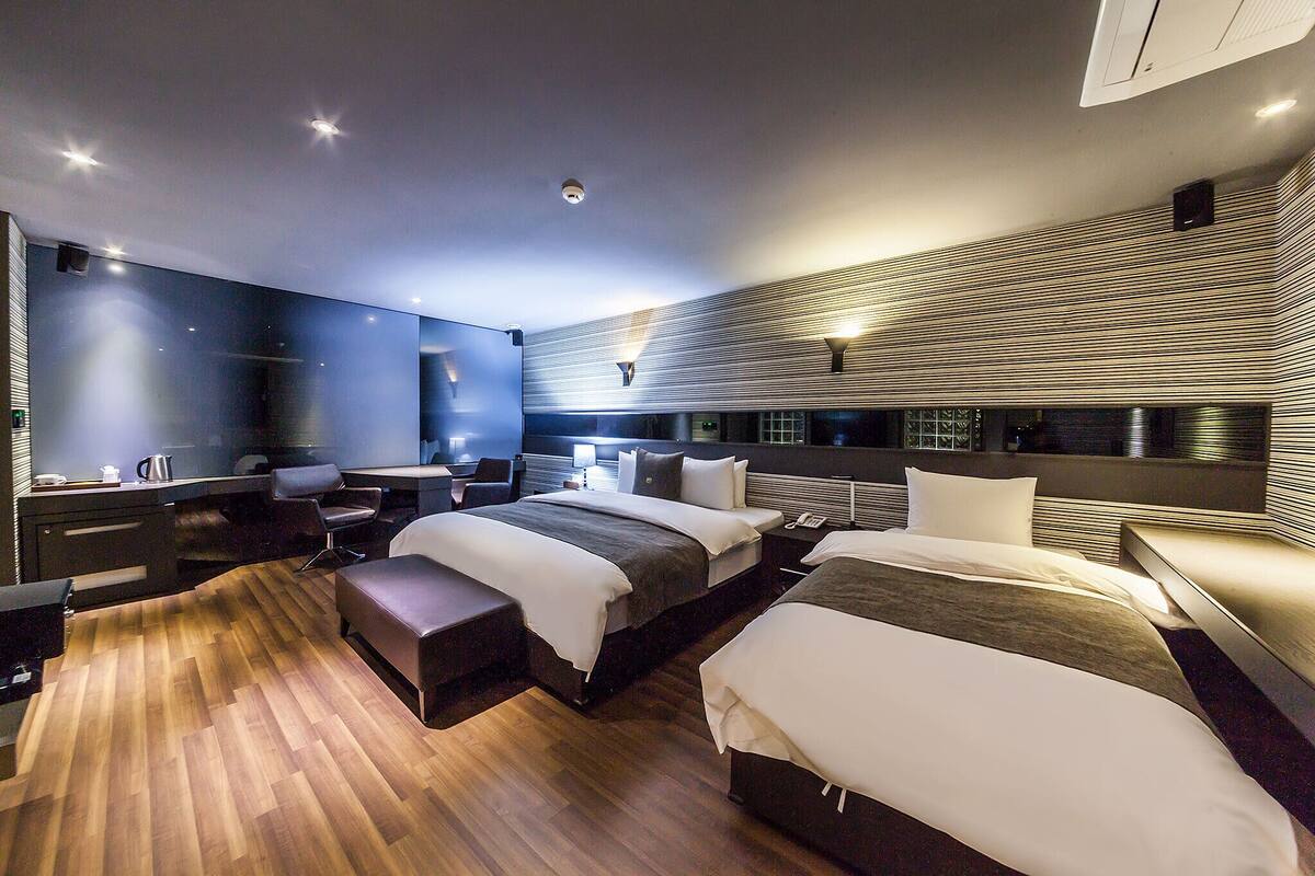 Suite Twin (Extra fee applies for 2+ consecutive nights stay) | 羽毛の掛け布団、低反発ベッド、防音設備、WiFi (無料)