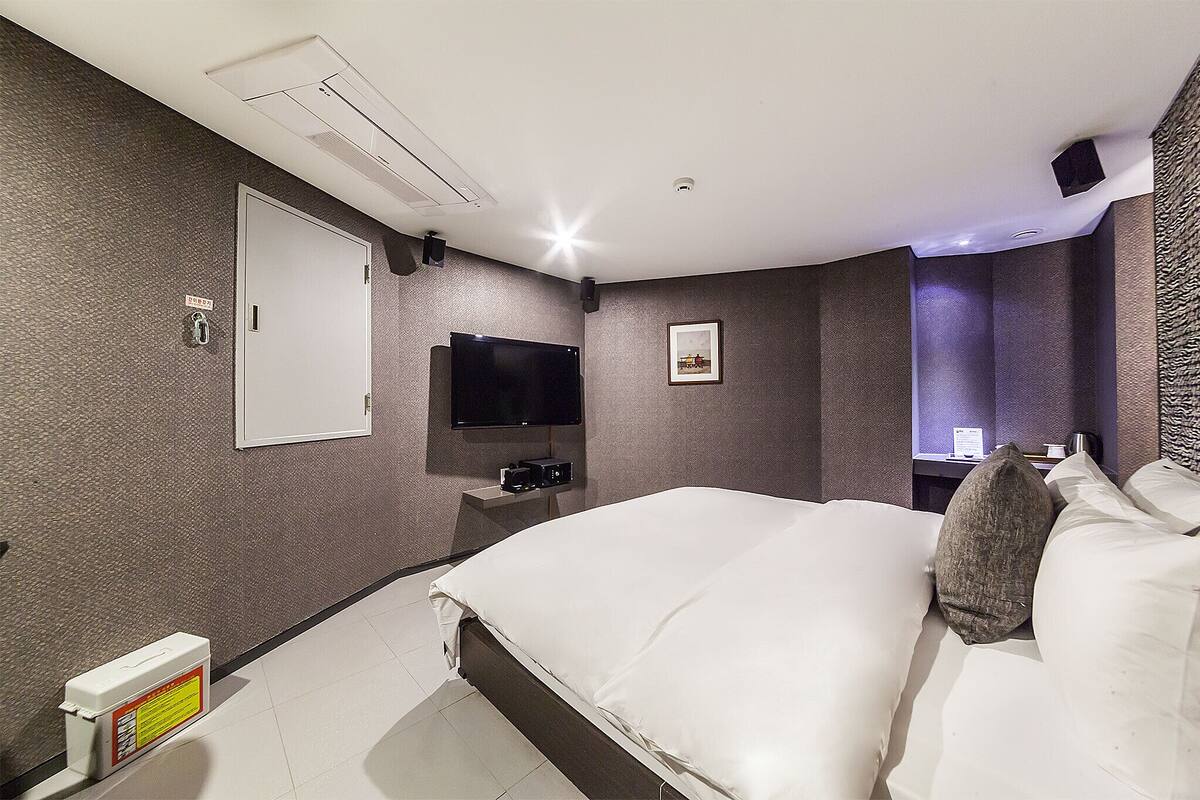 Deluxe Room (Extra fee applies for 2+ consecutive nights stay) | 羽毛の掛け布団、低反発ベッド、防音設備、WiFi (無料)