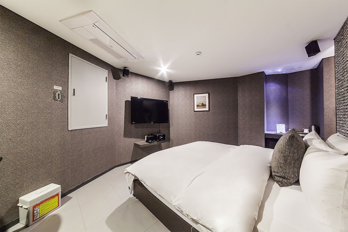 Deluxe Room (Extra fee applies for 2+ consecutive nights stay)