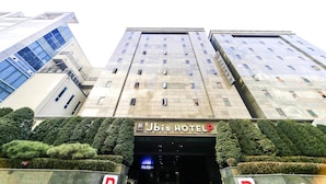 Un moderno edificio de hotel con una entrada destacada que muestra la leyenda 