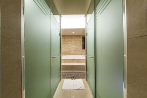 Royal Suite (Extra fee applies for 2+ consecutive nights stay) | Salle de bain | Ensemble baignoire-douche, séchoir à cheveux, peignoirs, pantoufles