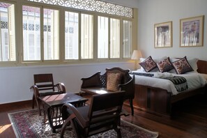 Suite Junior, 1 très grand lit | Literie de qualité, minibar, coffre-fort, décor unique