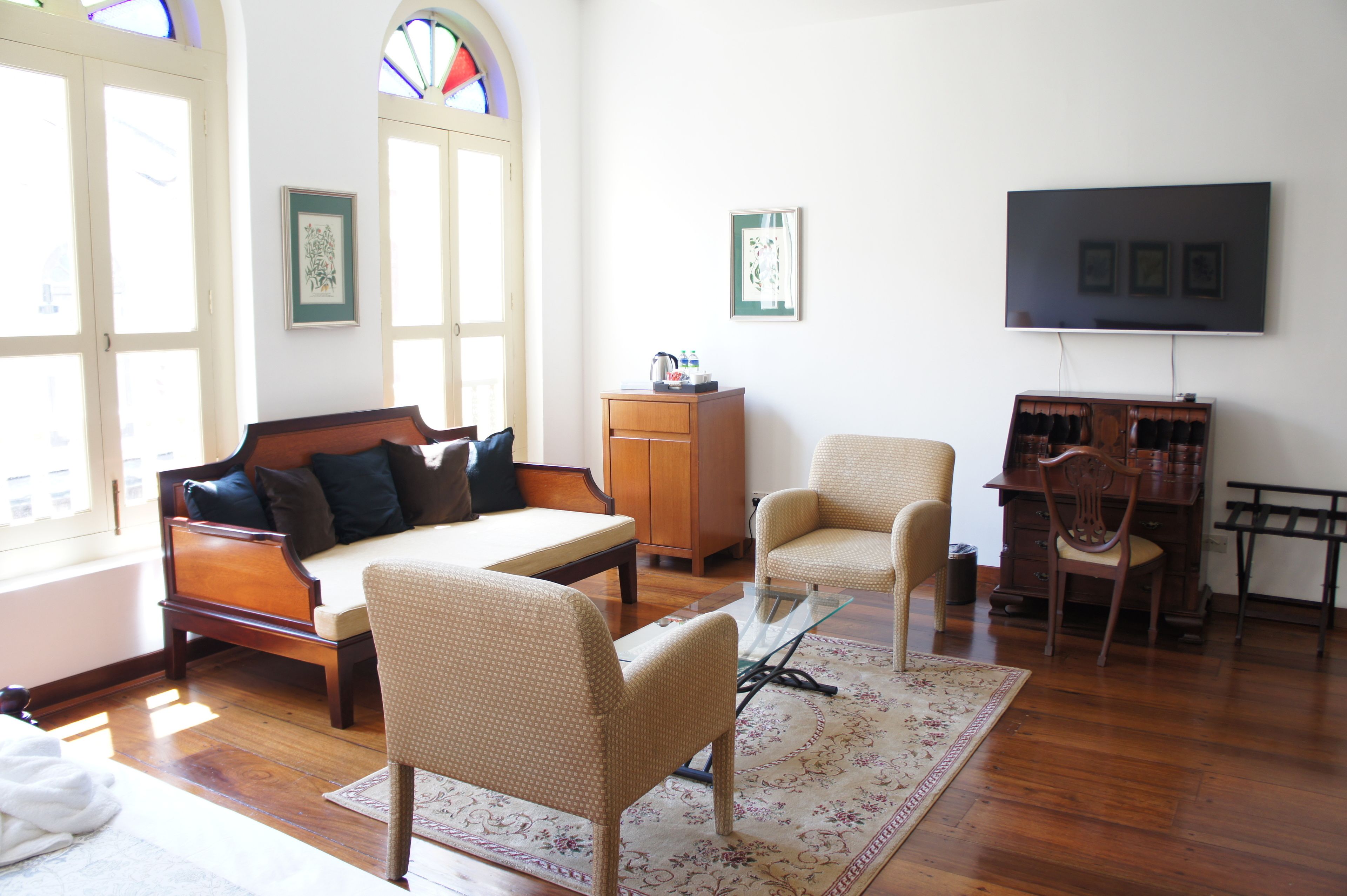 signature suite, 1 king bed | living area | flat-screen tv