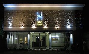 Façade de l’hébergement - soirée/nuit