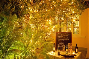 2 bares y 2 bares junto a la piscina