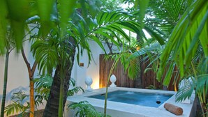 غرفة (Jacuzzi, water not heated, Adult Only) | شرفة/رواق