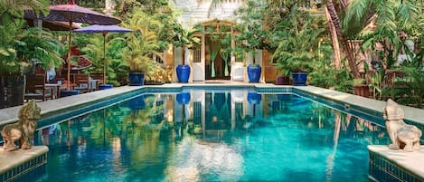 4 Innenpools, 2 AuĂenpools, Cabañas (kostenlos), Sonnenschirme