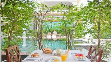 Free daily full breakfast