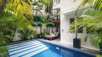 Private Pool (Pool water not heated, Adult Only) | Minibar, brankas, meja kerja, dan ruang kerja ramah laptop