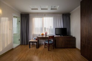 Superior Room | Minibar, in-room safe, desk, free WiFi - Danly Hotel (Hanoi)