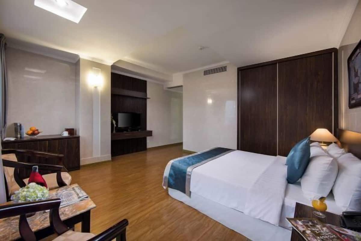 Minibar, in-room safe, desk, free WiFi