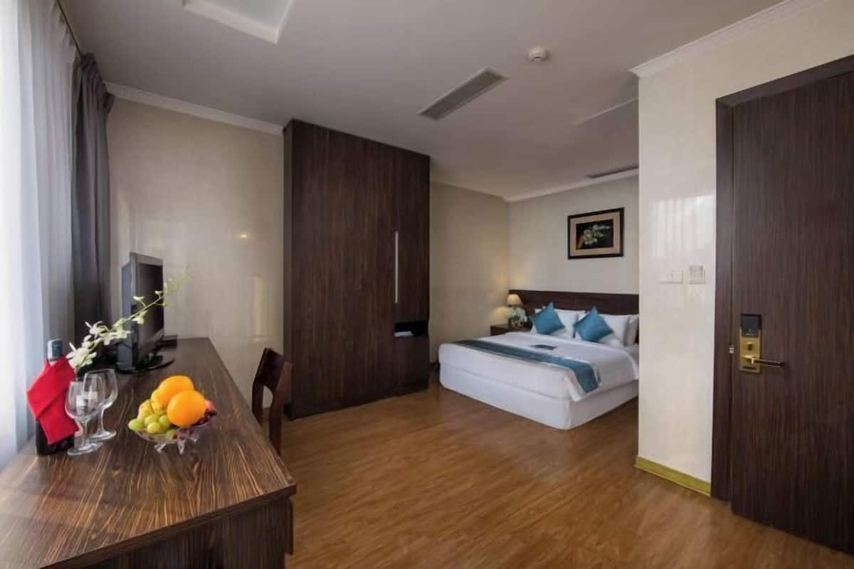 Minibar, in-room safe, desk, free WiFi