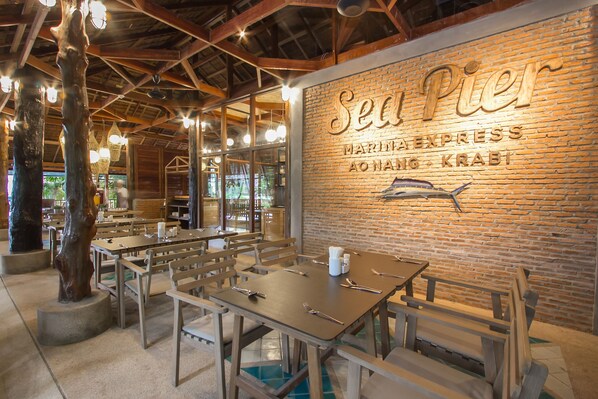 Breakfast, lunch, dinner served; international cuisine 