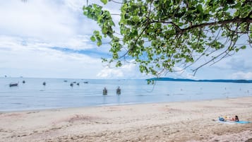 Una spiaggia nelle vicinanze