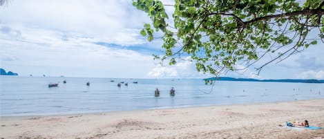 Pantai di sekitar