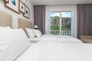 Deluxe kamer (Cliff View) | Een kluis op de kamer, een bureau, verduisterende gordijnen, gratis wifi