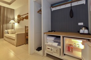 Deluxe Room | In-room safe, desk, blackout drapes, free WiFi