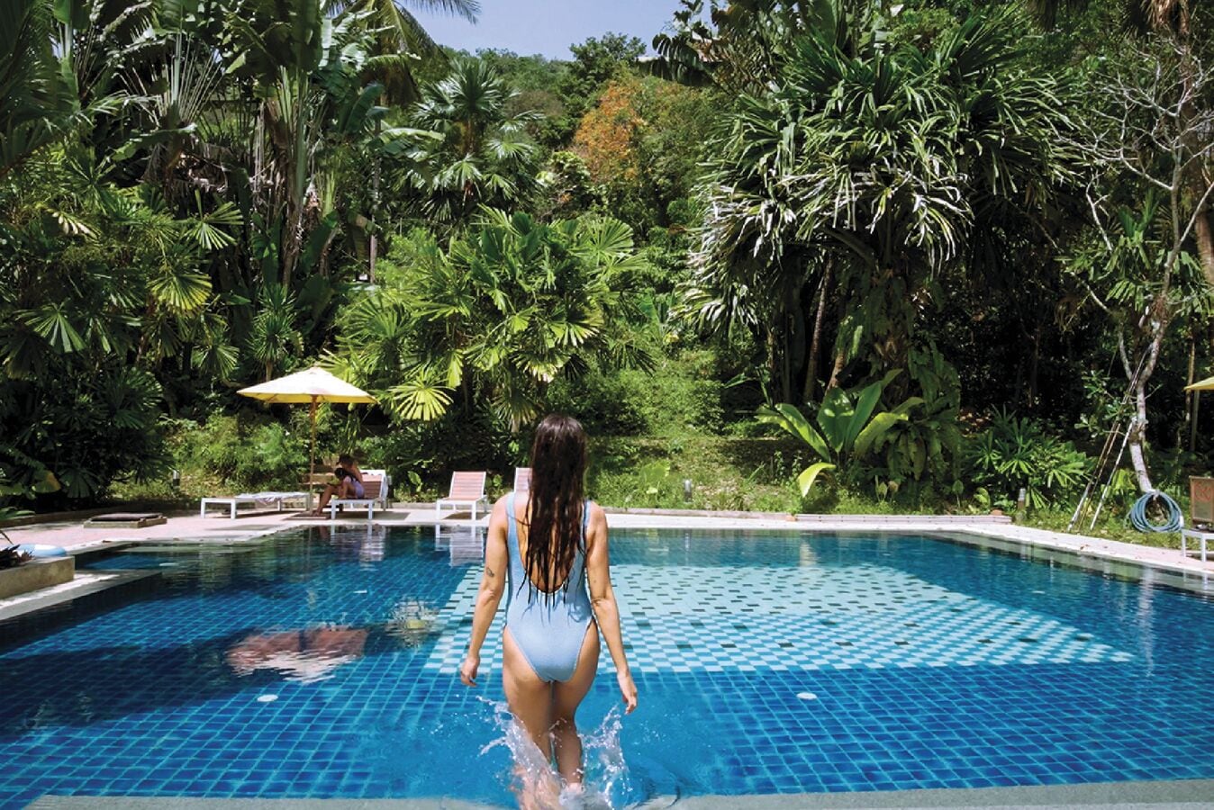 Piscina all'aperto, lettini
