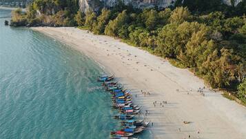Una spiaggia nelle vicinanze