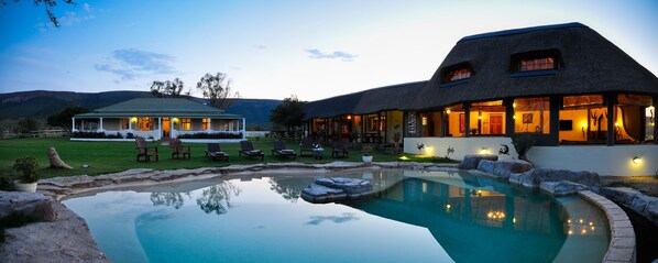 สระว่ายน้ำกลางแจ้ง