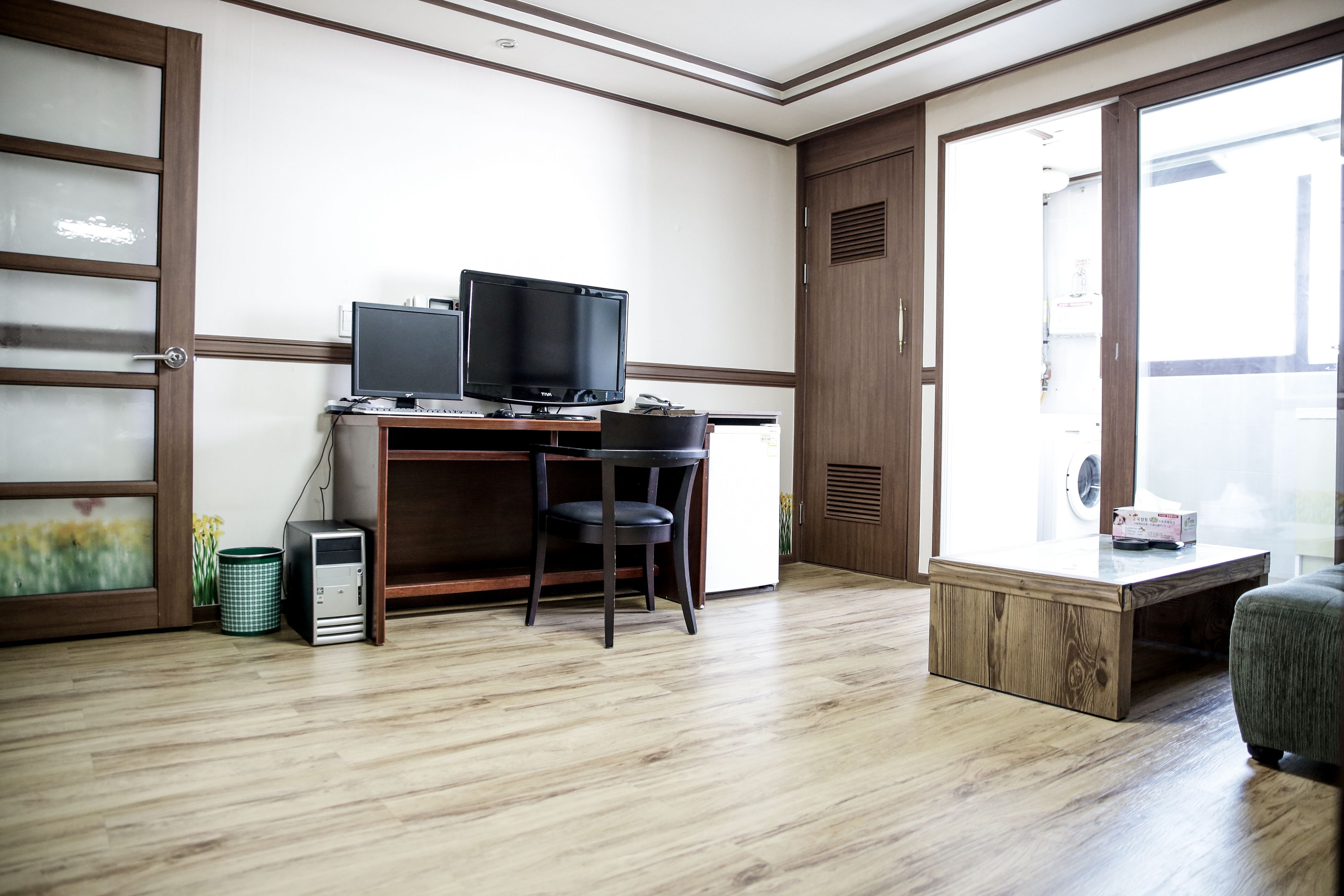 suite | living area | flat-screen tv