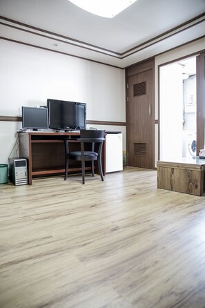 Ondol | Desk, blackout drapes, iron/ironing board, free WiFi - Hill Stay Hotel Residence (Gumi)