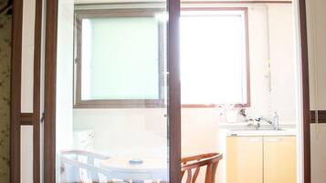 Escrivaninha, cortinas blackout, ferros/tábuas de passar roupa