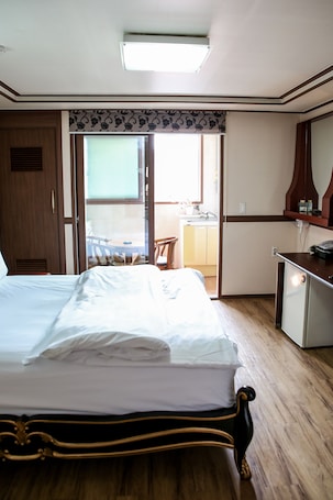 Standard Double Room | Desk, blackout drapes, iron/ironing board, free WiFi