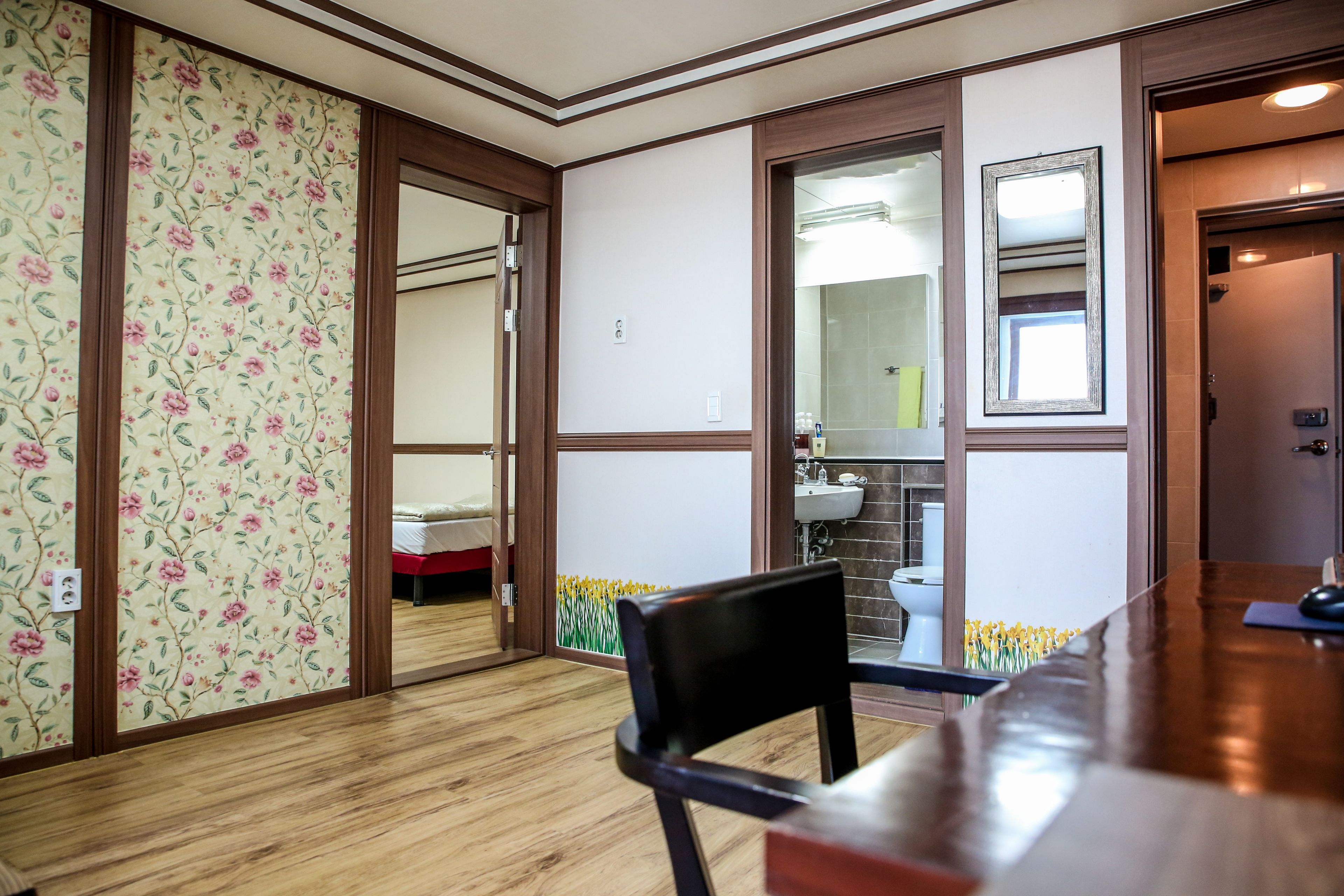 suite | living area | flat-screen tv