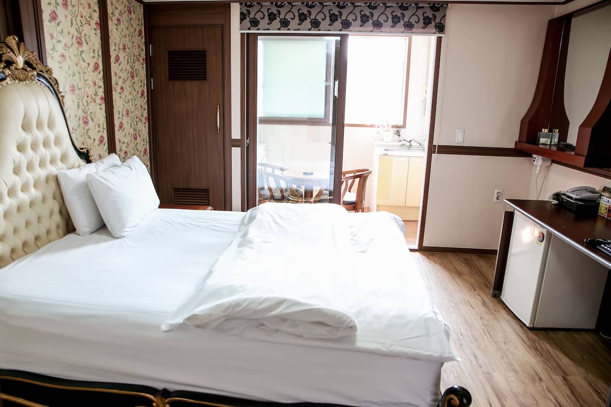 standard double room | desk, blackout curtains, iron/ironing board, free wifi