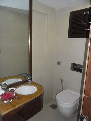 Rainfall showerhead, free toiletries, hair dryer