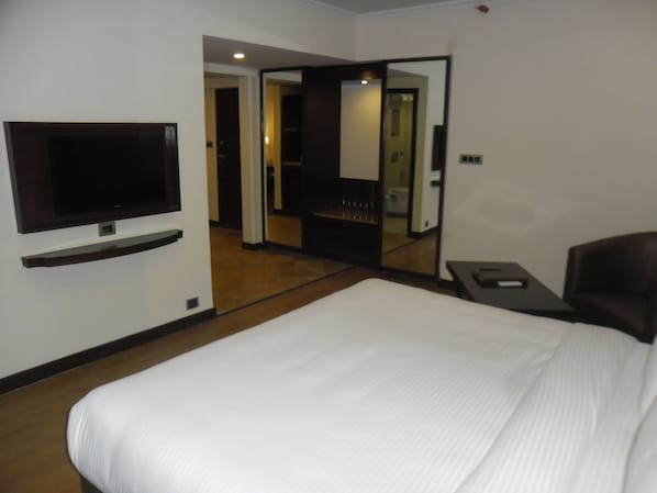 Deluxe Room | Minibar, in-room safe, desk, rollaway beds - Lords Inn Shirdi (Shirdi)