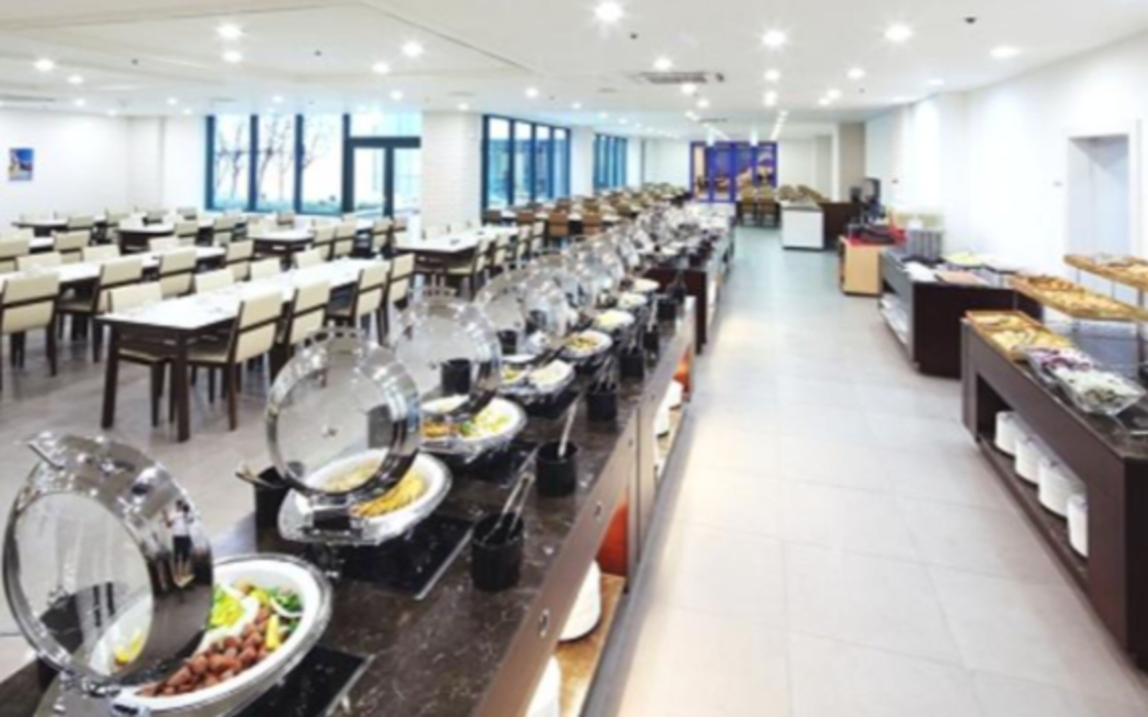 Petit déjeuner buffet servi tous les jours en supplément