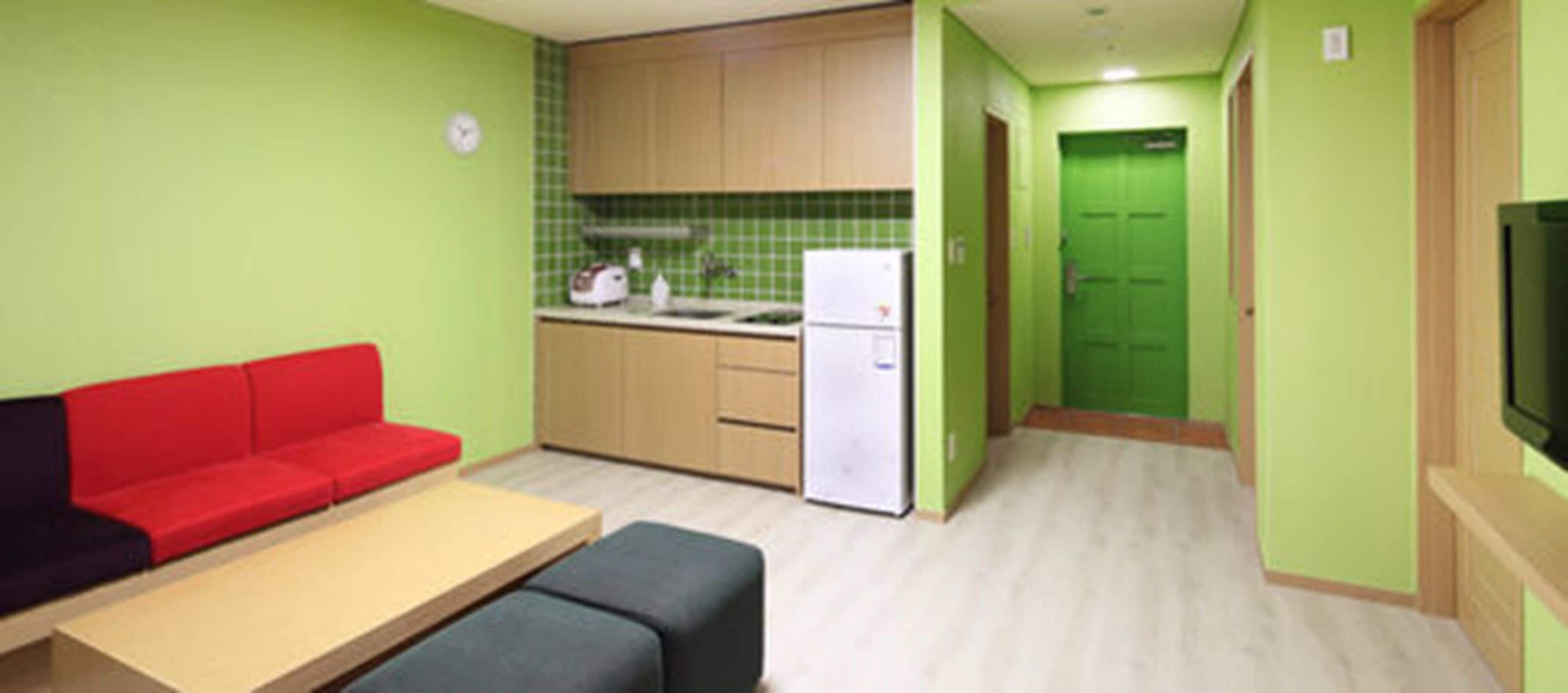 2 bedrooms, desk, soundproofing, free wifi