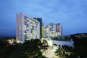 Front of property - evening/night - Hanwha Resort Daecheon Paros (Boryeong)