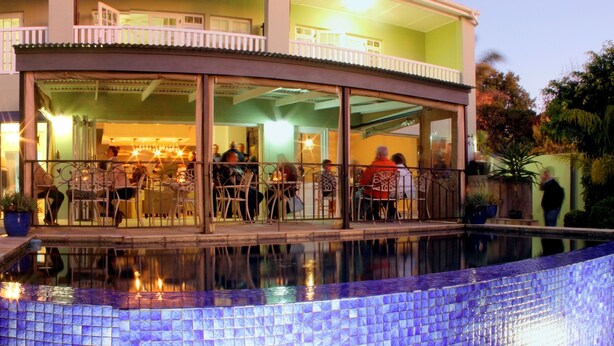Outdoor pool - Lodge On Main Guest House (Port Elizabeth)