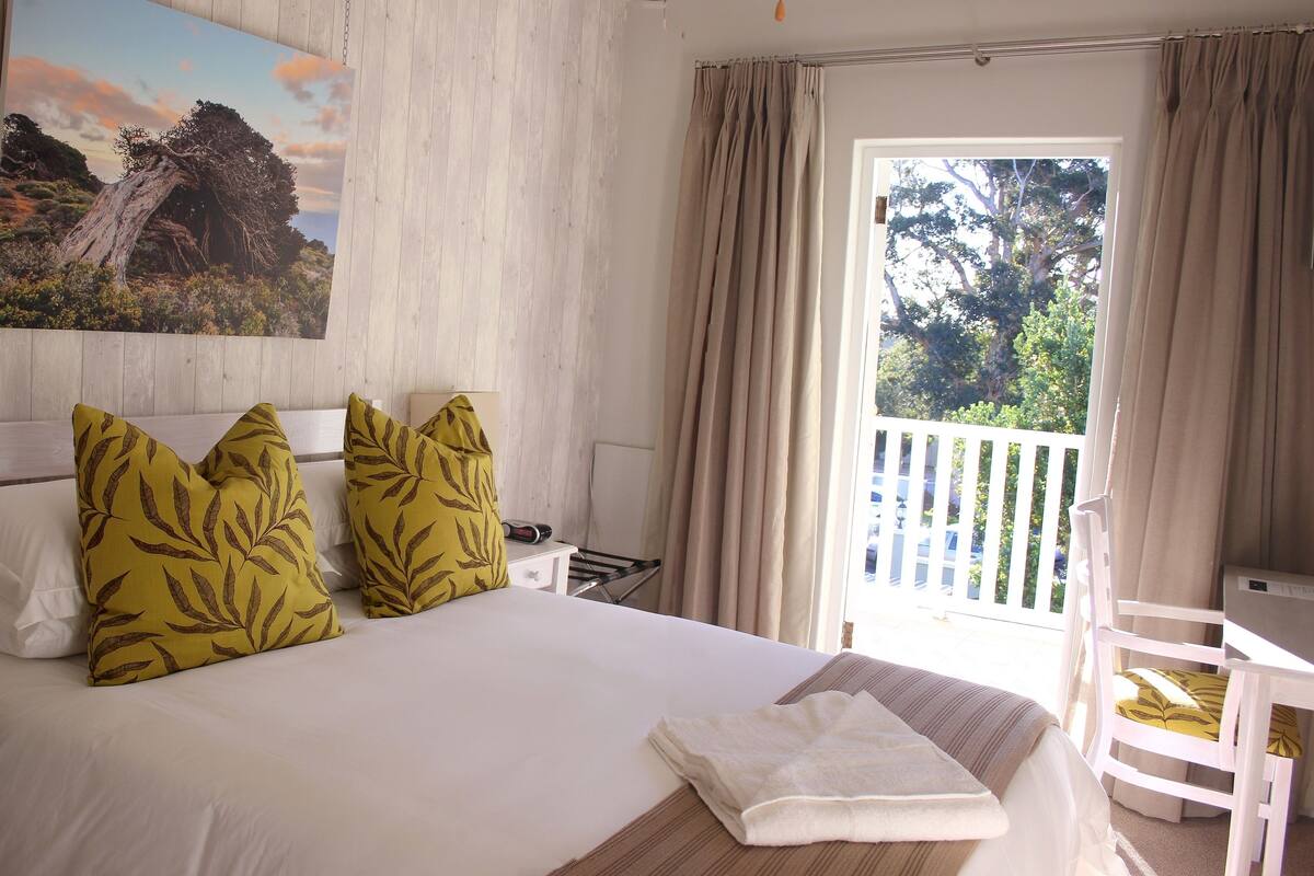 Room (1 Juniper) | In-room safe, cribs (free), WiFi (surcharge)