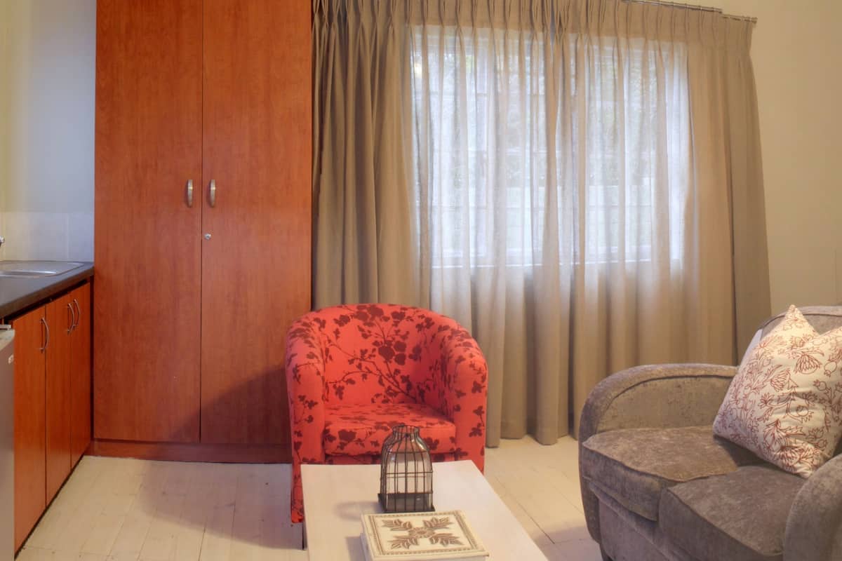 Room (9 Maple) | In-room safe, cribs (free), WiFi (surcharge)