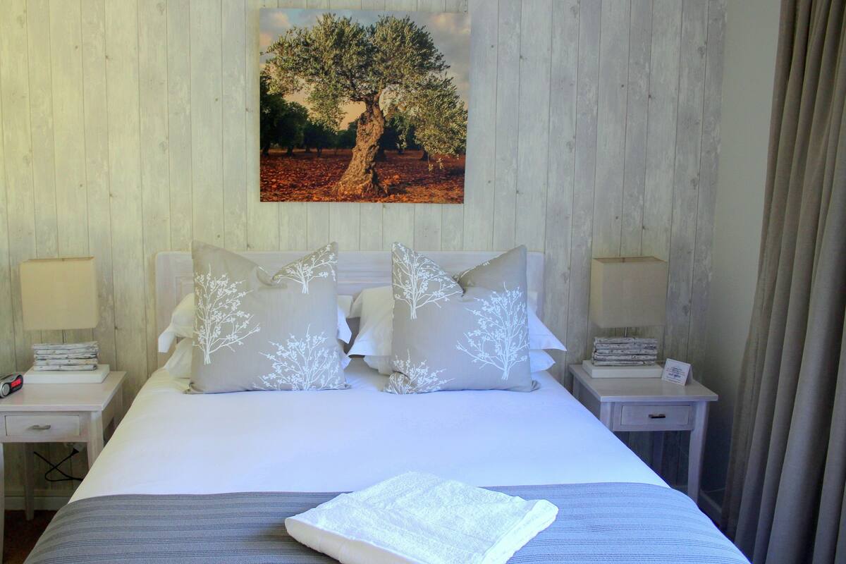 Room (3 Olive ) | In-room safe, cribs (free), WiFi (surcharge)