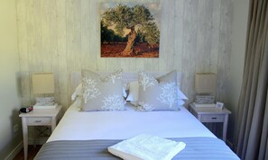 Room (3 Olive ) | In-room safe, free cribs/infant beds, WiFi