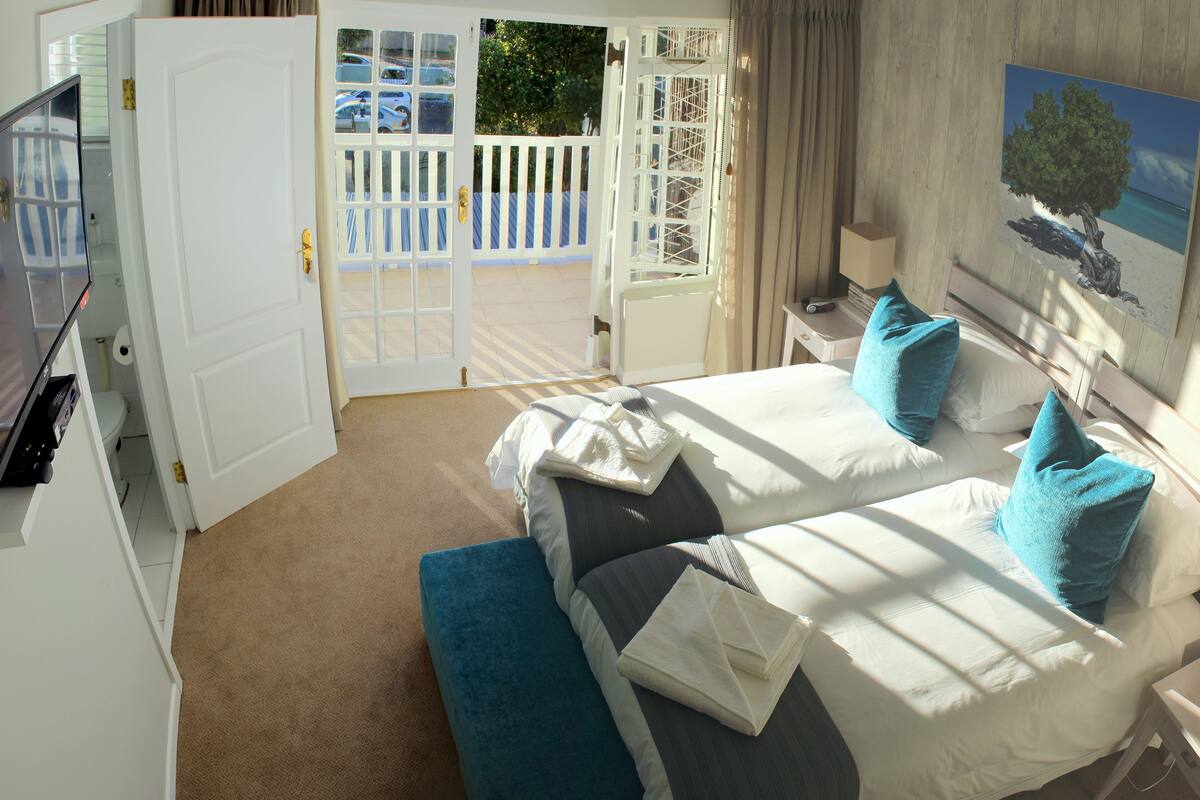 Room (2 Divi Divi) | In-room safe, cribs (free), WiFi (surcharge)