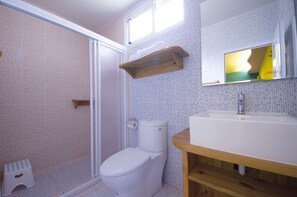 Quarto quádruplo, vista para o mar | Banheiro | Chuveiro, produtos de toalete grátis, secador de cabelo, chinelos