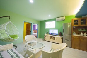 Apartamento luxo, 2 quartos, cozinha | Área de estar | TV de tela plana 42 polegadas com canais a cabo, TV